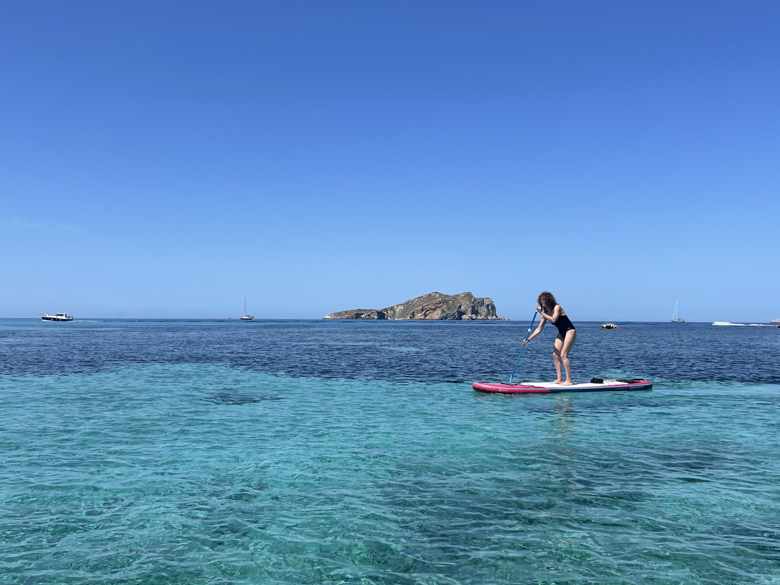 CC excursion a es Vedra Ibiza en barco aguas azules y padel